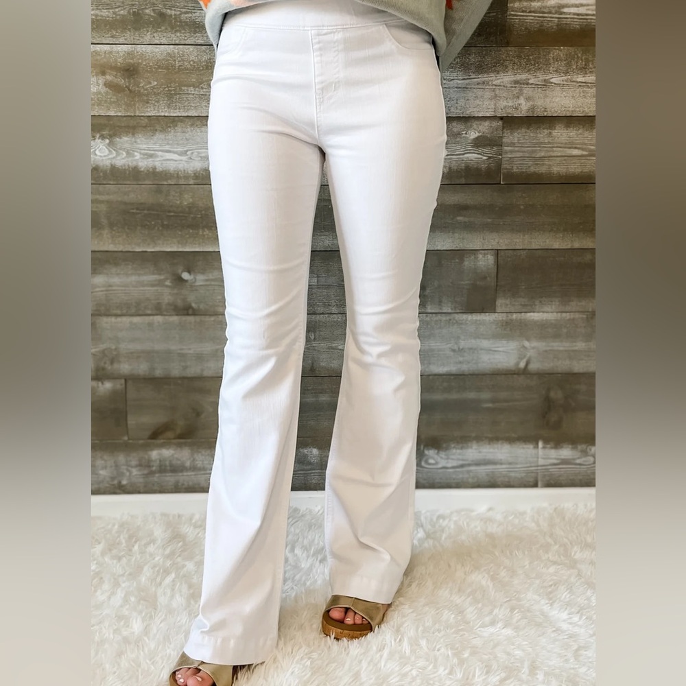 NWT WOMEN'S CELLO PULL ON FLARE JEAN COLOR: White Size: Small